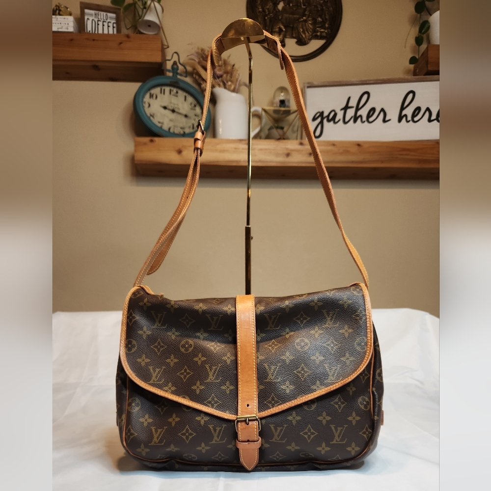 LOUIS VUITTON
Monogram Saumur 30